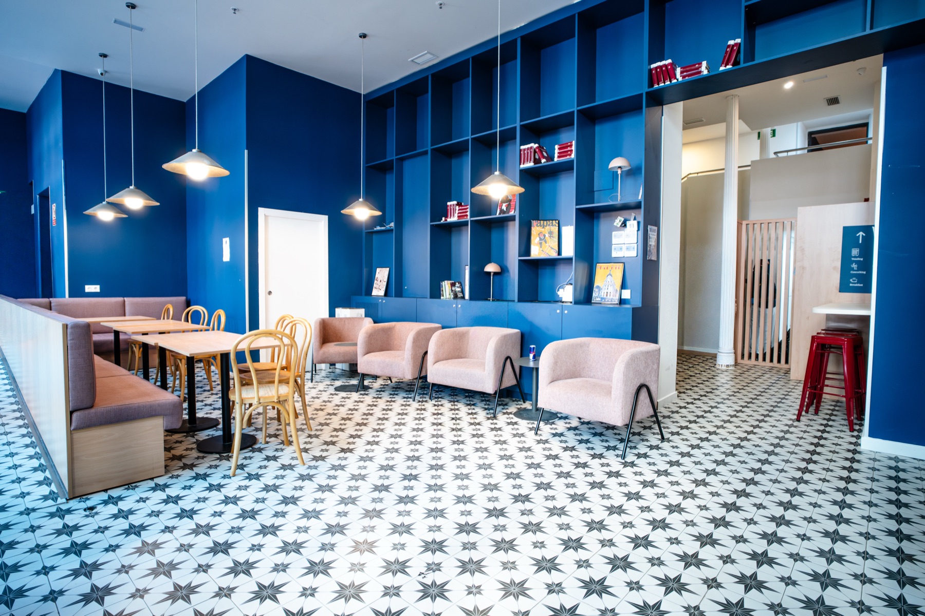 Work and rest area with hydraulic tiled floor