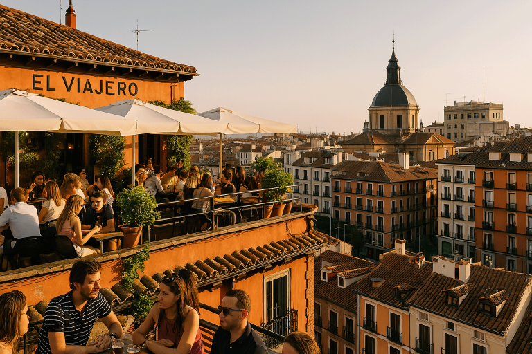 Clientes disfrutando en la terraza de El Viajero en Madrid con vistas al barrio de La Latina al atardecer.