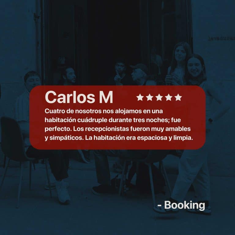 Reseña 5 estrellas de Carlos M: habitación cuádruple amplia, limpia y céntrica en Adventure Hostel Madrid.