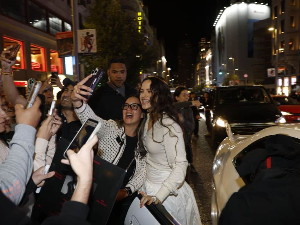 Rosalía por la Gran Vía de Madrid. (EFE/ Juanjo Martín)