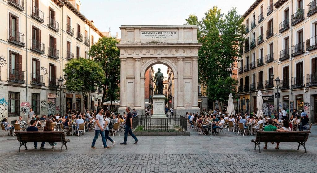 Tarde de invierno en Malasaña cerca de Plaza del Dos de Mayo, ambiente madrileño auténtico.