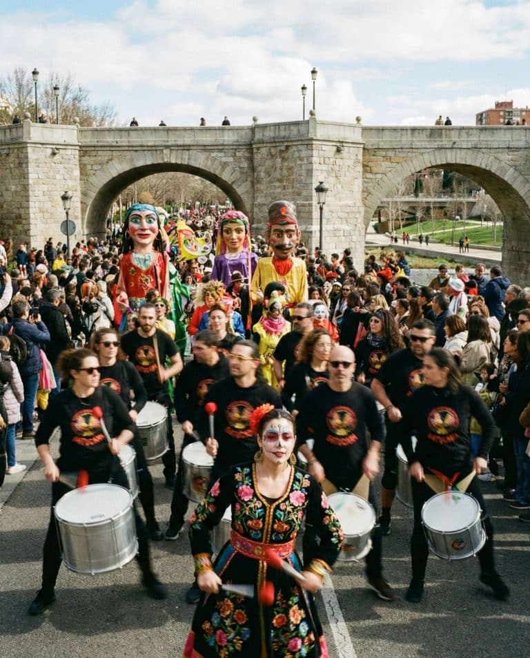 Gran Desfile de Carnaval en Madrid junto al Puente de Toledo, comparsas y música en Madrid Río.