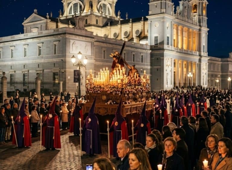 Procesión pasando frente a la Catedral de la Almudena en Madrid.