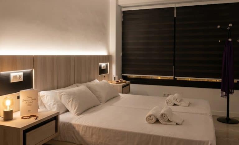 Habitación tranquila en el centro de Madrid durante Semana Santa.