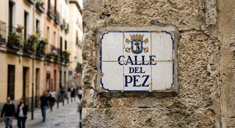 Placa de la Calle del Pez en Malasaña (Madrid) con el nombre de la calle en azulejo.