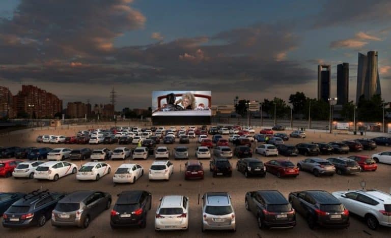 Autocine Madrid de noche con coches y pantalla gigante